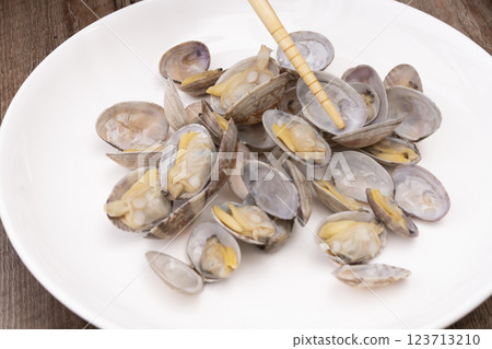 Clams steamed in wine The process of making clams steamed in sake Clams steamed in wine The process of making clams steamed in sake 123713210