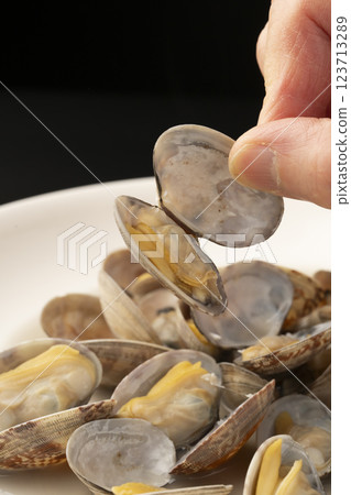 Clams steamed in wine Clams steamed in sake 123713289