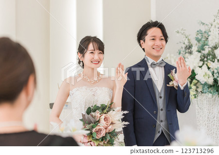 在教堂/禮拜堂舉行婚禮的新娘和新郎(交換戒指/戒指展示) 在教堂/禮拜堂舉行婚禮的新娘和新郎(交換戒指/戒指展示) 123713296