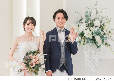 Bride and groom who raise a wedding ceremony at a church / chapel (ring exchange / ring show) Bride and groom who raise a wedding ceremony at a church / chapel (ring exchange / ring show) 123713297