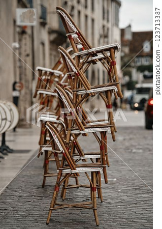 法國第戎的餐廳椅 123713387