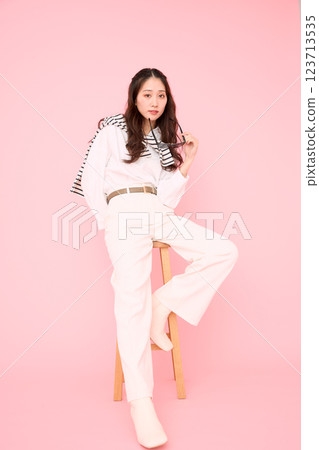Spring fashion portrait 123713535