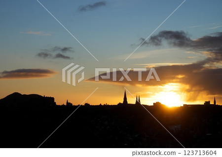 日出時分的愛丁堡老城區 123713604