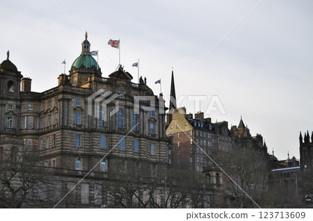 Beautiful cityscape of Edinburgh Old Town 123713609