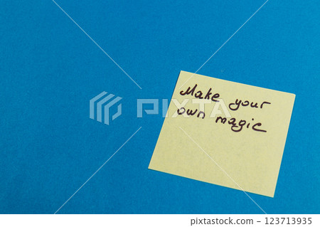 Inspirational sticky note with motivational message on blue background 123713935