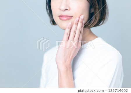 中年女性護膚形象 123714002