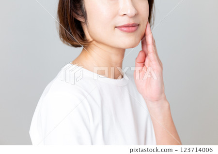 中年女性護膚形象 123714006