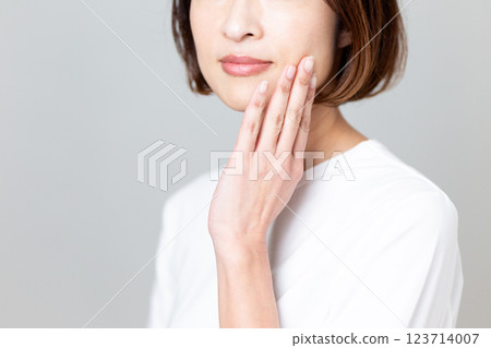 中年女性護膚形象 123714007