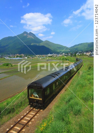 The cruise train "Seven Stars in Kyushu" that travels through the Yufuin Basin 123714042