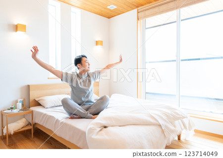 男人在床上伸展身體 123714049