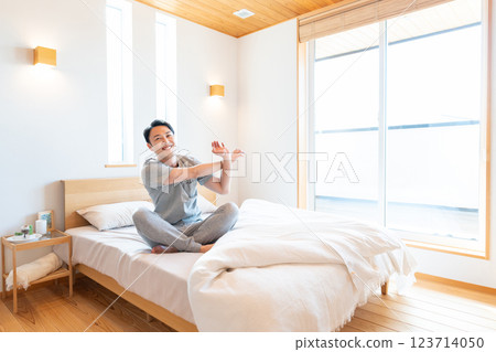 男人在床上伸展身體 123714050