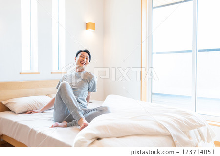 男人在床上伸展身體 123714051