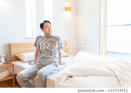 男子坐在床上 123714052