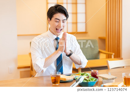 吃早餐的男人 123714074