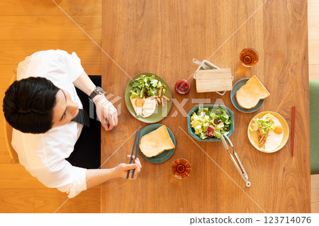 Men who eat breakfast 123714076