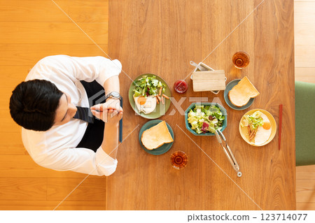 Men who eat breakfast 123714077