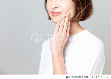 中年女性護膚形象 123714127