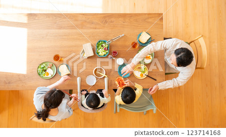 年輕的家庭在餐桌上吃飯 123714168