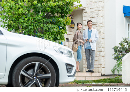 Senior couple house car 123714443