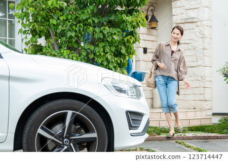 開車的高級婦女 123714447