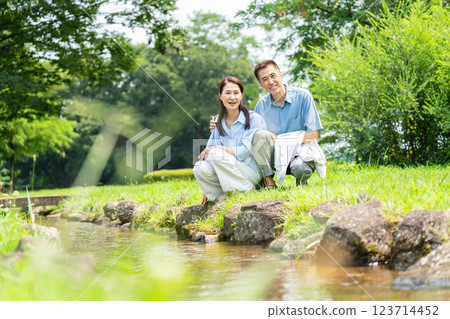 Senior couple traveling 123714452