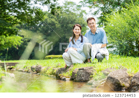 Senior couple traveling 123714453