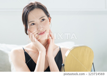 年輕女性的美麗形象 123714569