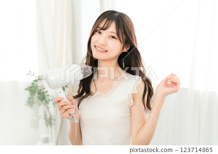 女人用吹風機吹乾頭髮（護髮） 123714865