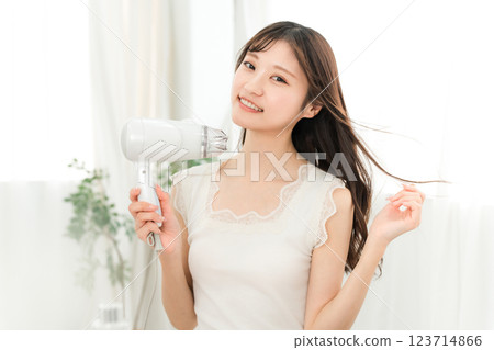 女人用吹風機吹乾頭髮（護髮） 123714866