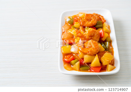 Stir-fried sweet and sour with fried shrimp 123714907