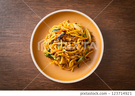 stir-fried yakisoba noodles with vegetable in vegan style 123714921