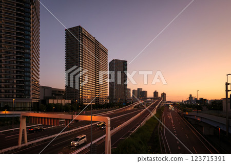 從百合海鷗線看到的黃昏建築 123715391