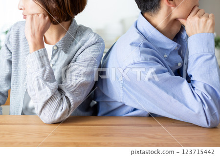Middle couple fighting fights Middle couple fighting fights 123715442