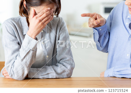 中間夫婦打架戰鬥 123715524