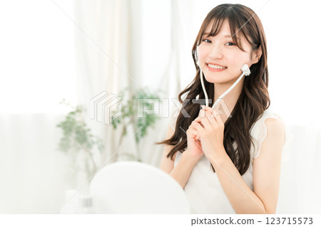 亞洲女性用面部滾輪按摩 123715573