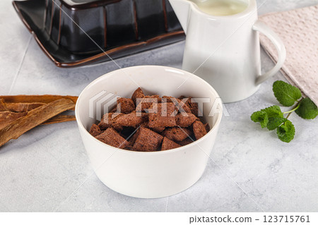 Dry sweet chocolate ceral flakes Dry sweet chocolate ceral flakes 123715761