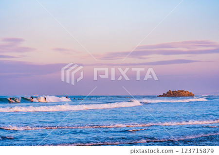 【靜岡縣】黎明時分，人們在中田島沙丘享受衝浪的樂趣 123715879