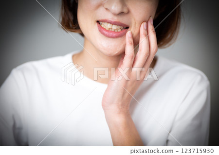 中年婦女患蛀牙 中年婦女患蛀牙 123715930