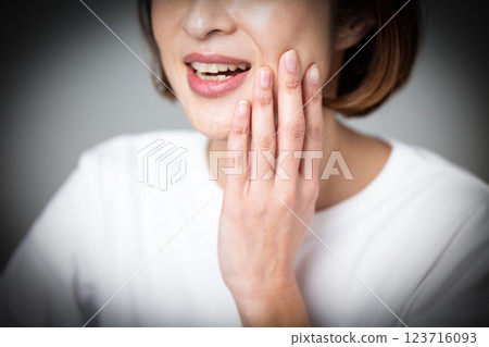 中年婦女患蛀牙 中年婦女患蛀牙 123716093