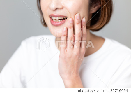 中年婦女患蛀牙 123716094