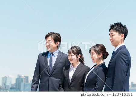 就業、換工作、招募、穿著西裝的男女站在藍天、商人和女商人 就業、換工作、招募、穿著西裝的男女站在藍天、商人和女商人 123716191