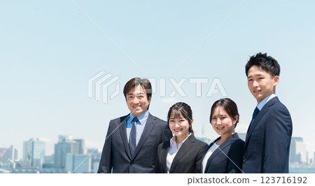 就業、換工作、招募、穿著西裝的男女站在藍天、商人和女商人 就業、換工作、招募、穿著西裝的男女站在藍天、商人和女商人 123716192