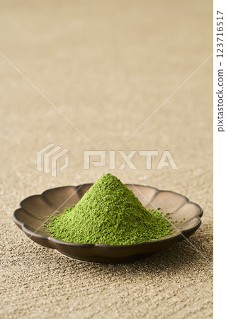 盤子裡的抹茶和綠茶 盤子裡的抹茶和綠茶 123716517