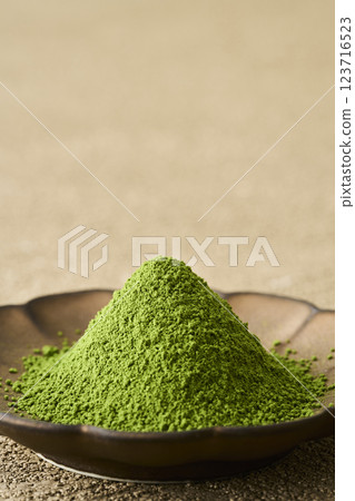 Matcha and green tea on a plate 123716523
