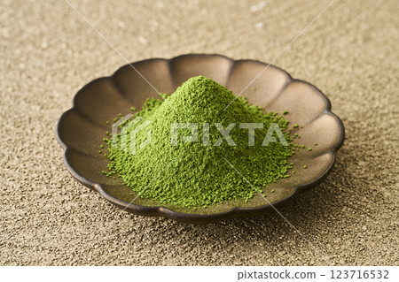 盤子裡的抹茶和綠茶 123716532