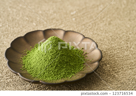 盤子裡的抹茶和綠茶 123716534
