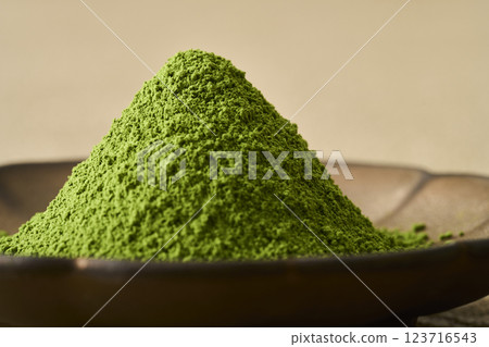 盤子裡的抹茶和綠茶 123716543