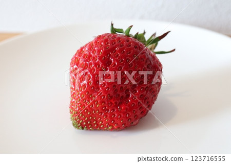 白盤子裡的一顆大草莓 白盤子裡的一顆大草莓 123716555