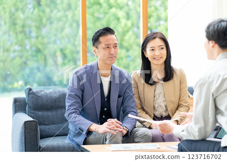 商人與一對夫婦洽談業務 123716702