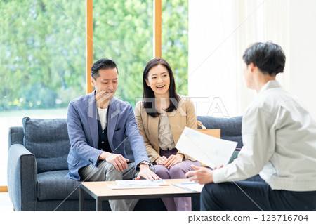 A businessman negotiating with a couple 123716704